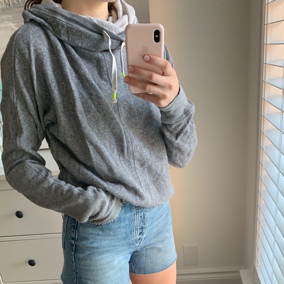 Turtle neck Aritzia Sweater. - Picture 4 of 4